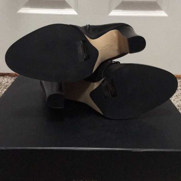 VC John Camuto Cai Round Toe Ankle Boot size 7.5M - Picture 5 of 7